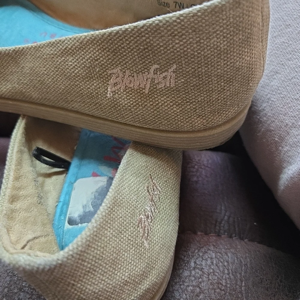 Blowfish Women's Size US 7 Tan Slip On Flats Shoes Low Top‎ Casual Comfort